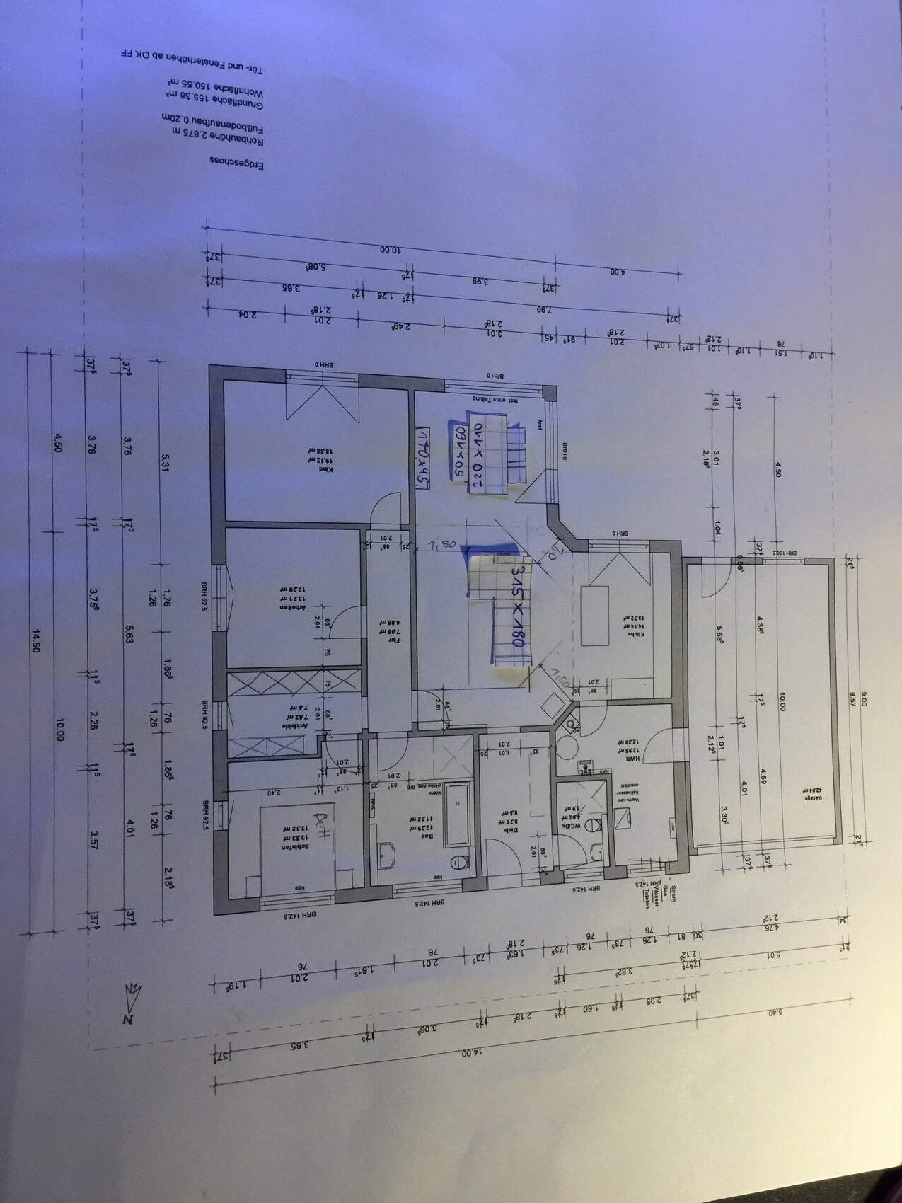 2D-Grundriss eines Hauses mit mehreren Zimmern, Fluren und Türen