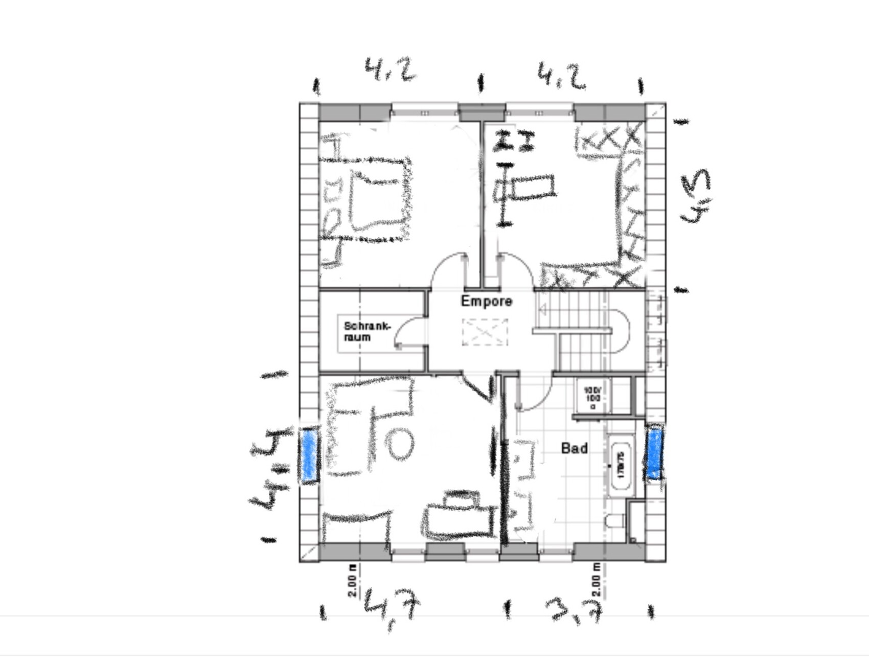 Skizzenhafter Grundriss eines Hauses mit Empore, Schlafzimmer, Bad und Schrankraum.