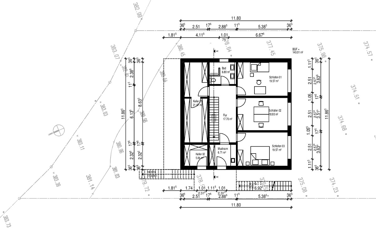 Grundriss eines Wohnhauses mit Treppenhaus, Flur, Bad und mehreren Schlafzimmern.