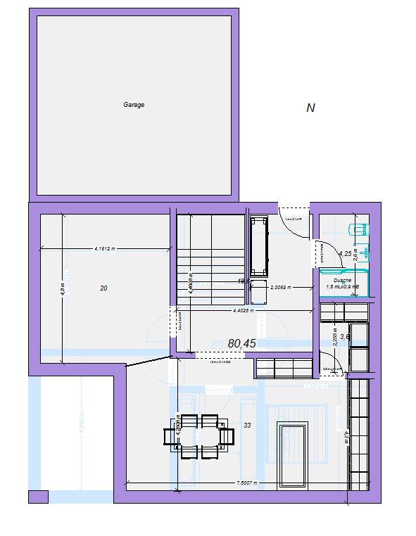 Grundriss eines Hauses: Garage oben links, Treppenhaus, Räume und Möbel.