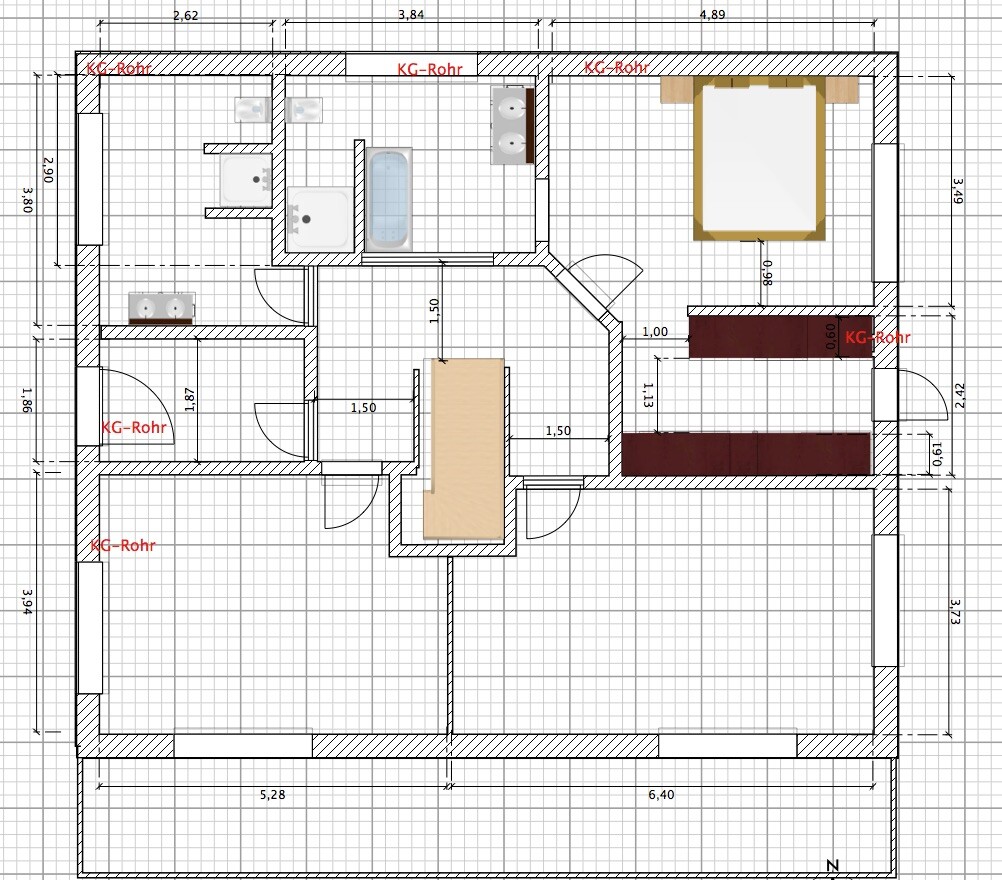 Grundriss einer Wohnung: Bad mit Badewanne, Küche, Schlafzimmer mit Bett, Wohnzimmer mit Tisch.