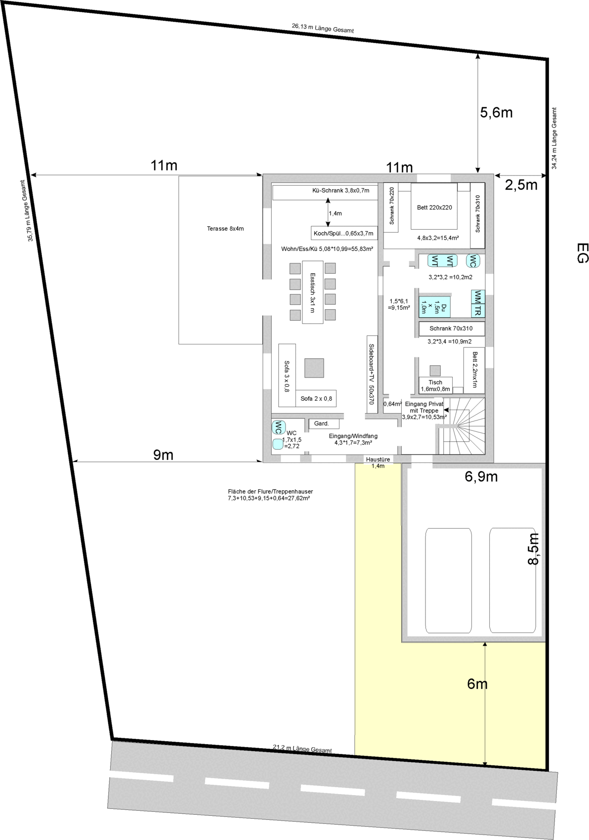 Grundriss eines Hauses mit Terrasse, Küche, Wohnen, Schlafräumen, Bad und Flur.
