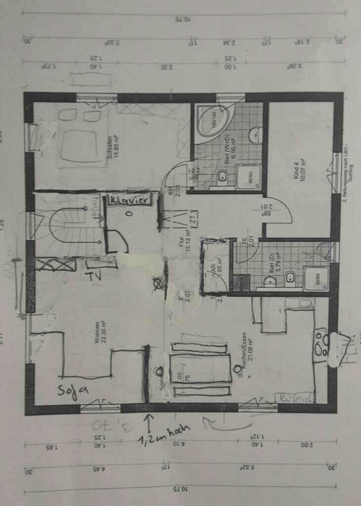 Grundriss einer Wohnung: Wohnzimmer, Küche, Bad, Schlafzimmer, Flur, Terrasse, Möbel skizziert.