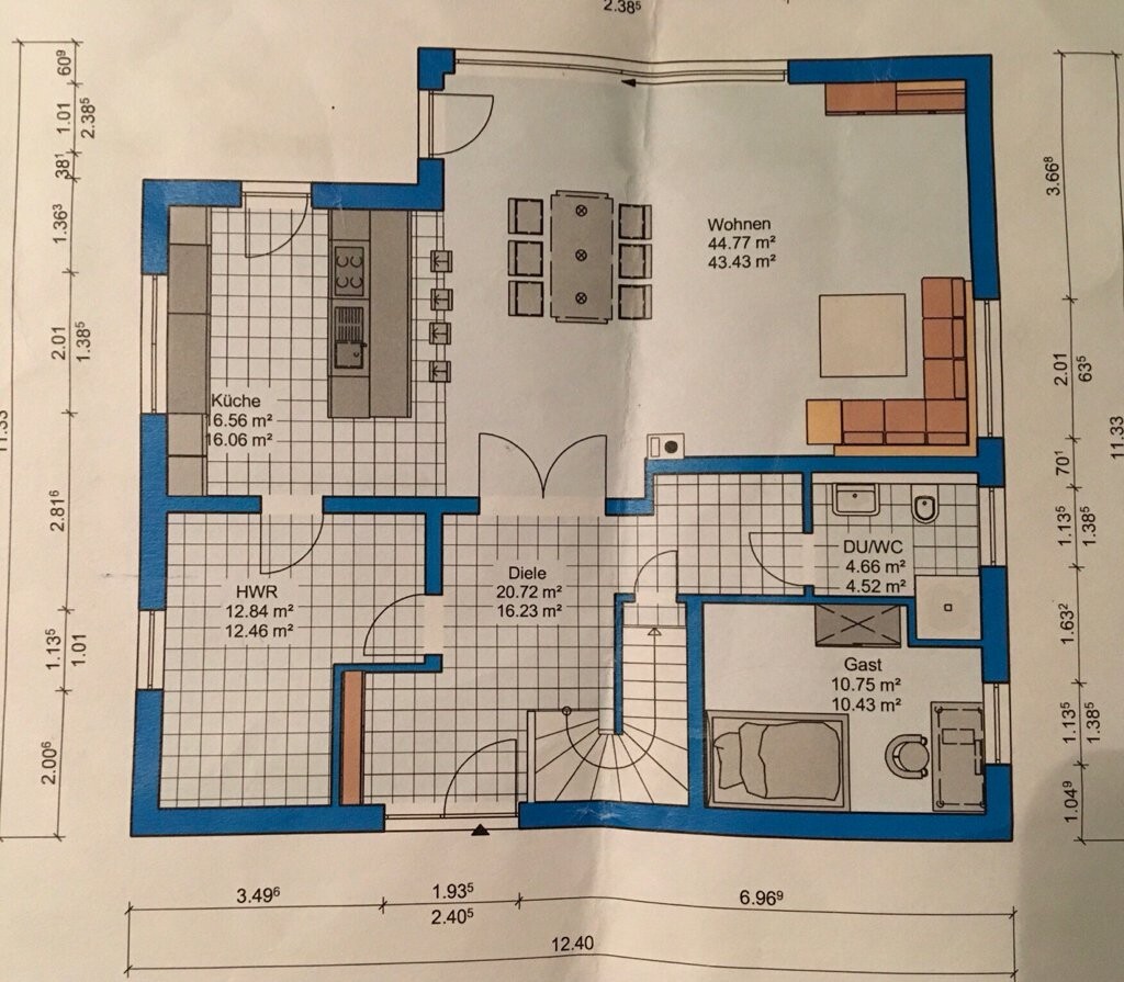 Grundrissplan eines Hauses mit Küche, Wohnzimmer, Flur und Gästezimmer