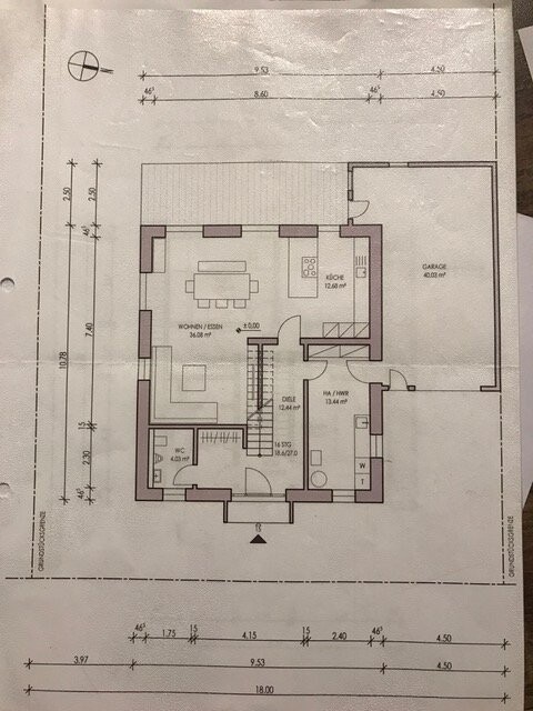 Grundriss eines Hauses: Garage rechts, Wohn-/Essbereich, Küche, Flur, Treppe, WC.