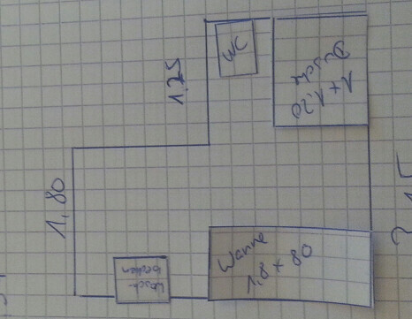 Handgezeichneter Grundriss eines Hauses mit WC, Bad, Küche und Wohnbereich.