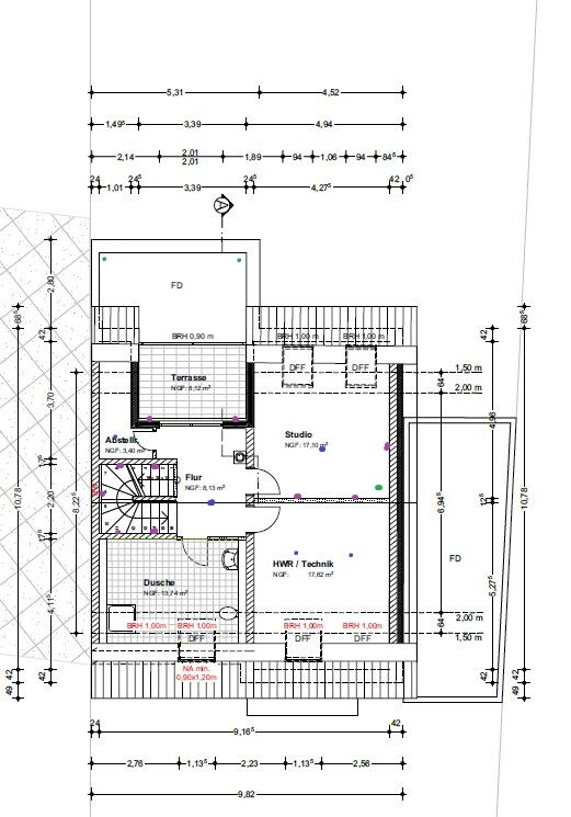 Grundriss eines oberen Stockwerks mit Studio, Flur, Dusche, HWR/Technik, Terrasse, Abstellraum.