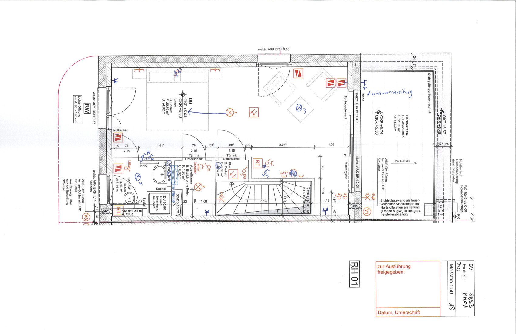 Grundriss eines Gebäudes mit mehreren Räumen, Treppenhaus, Türen, Möbel und Rettungszeichen.
