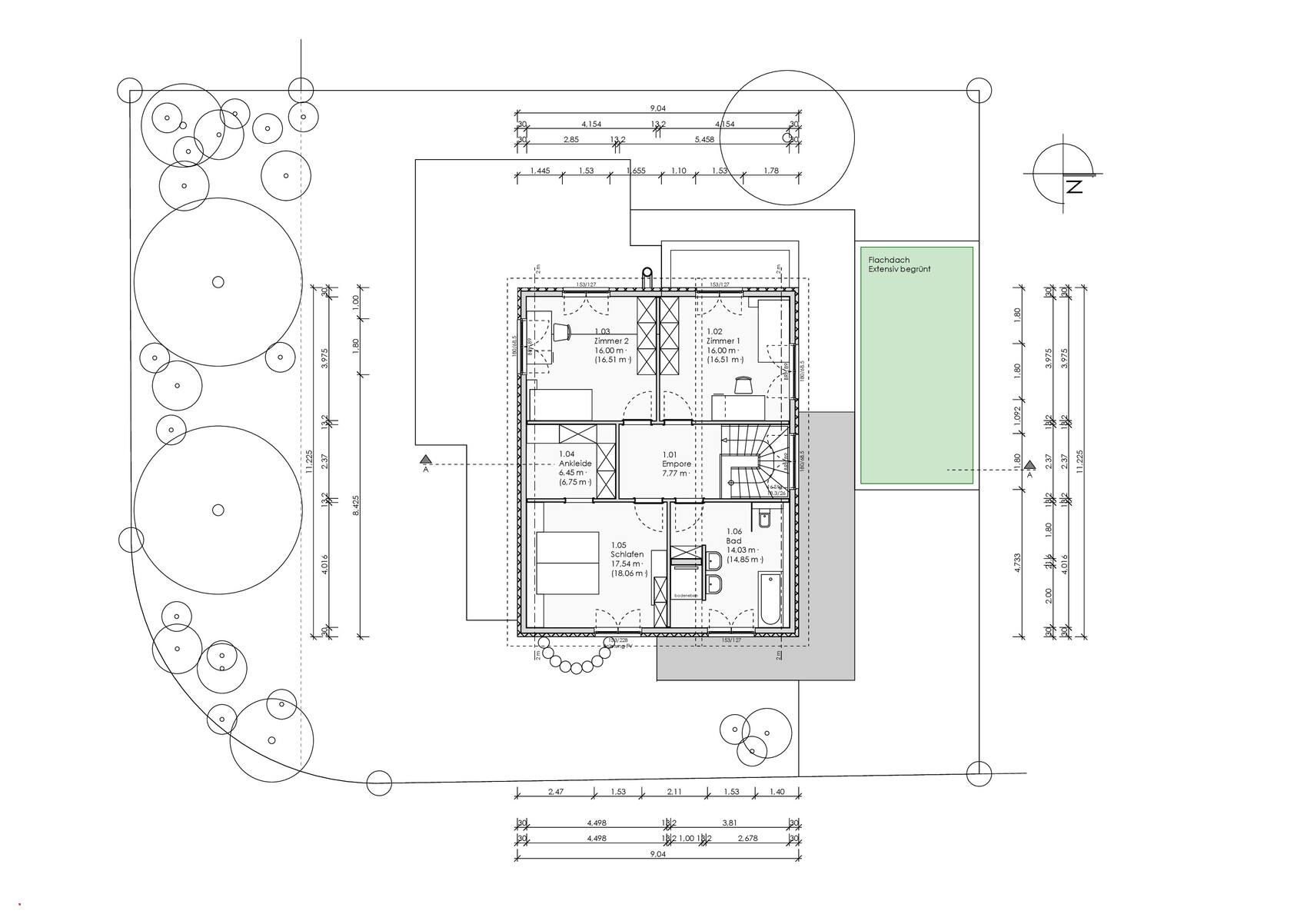 Architektur-Grundriss eines Hauses mit Garten, Bäumen und Maßangaben.