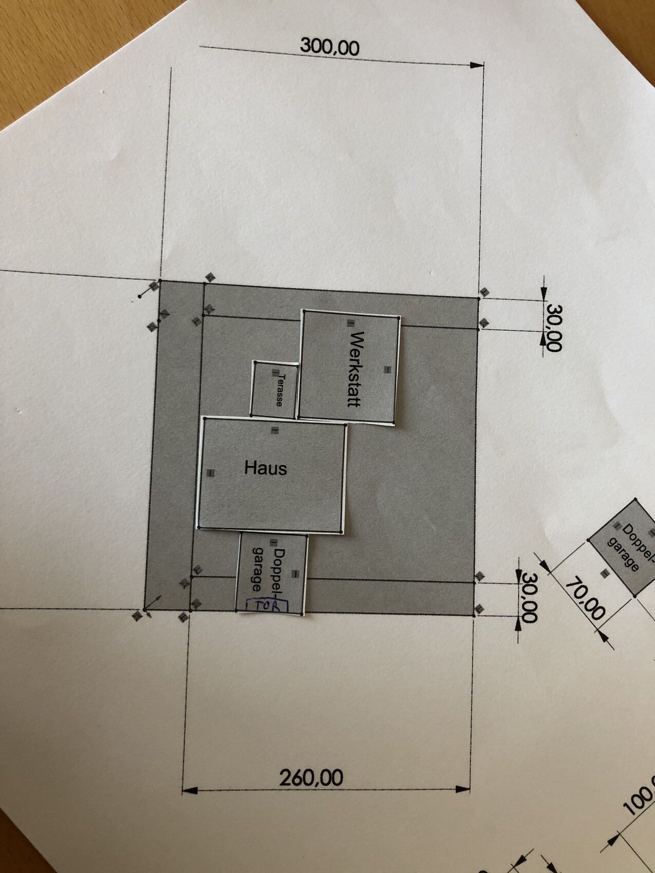 Lageplan eines Hofgrundstücks mit Haus, Werkstatt, Doppelgarage und Terrasse; Maßangaben.