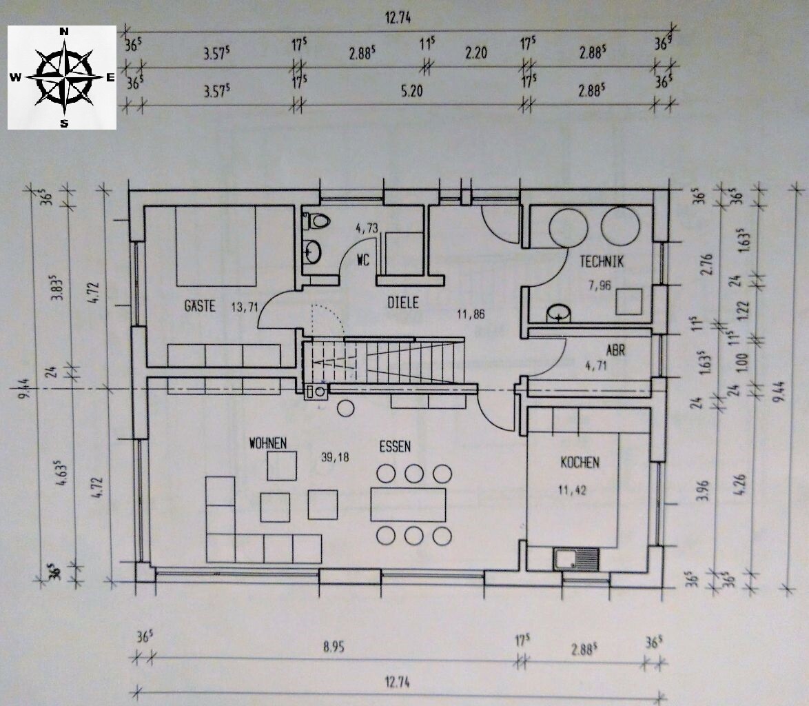 Grundrissplan eines Hauses mit Wohnzimmer, Essen, Kochen, Gästezimmer und Technikraum.