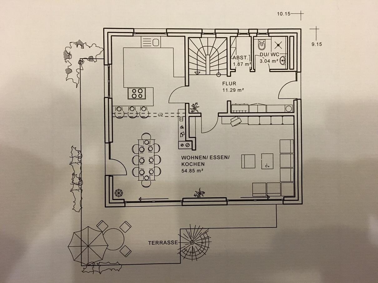 Grundriss einer Wohnung mit Wohn-/Ess-/Kochbereich, Flur, Bad, Terrasse und Garten.