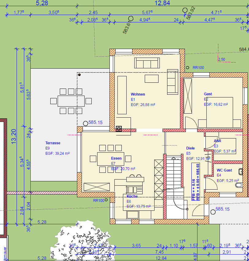 Grundrissplan zeigt Wohnzimmer, Esszimmer, Küche, Terrasse und Gästezimmer in einem Haus