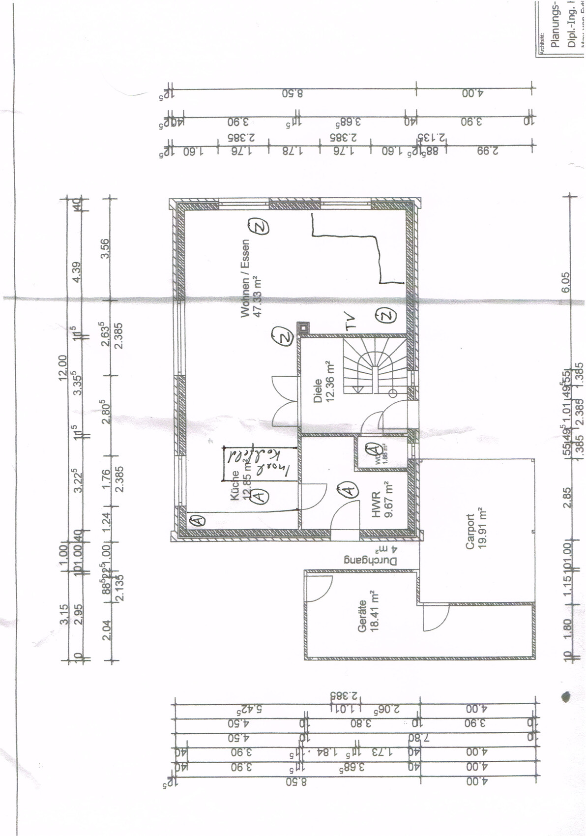 Grundriss eines Hauses mit Küche, Wohnzimmer, Diele, HWR und Carport.