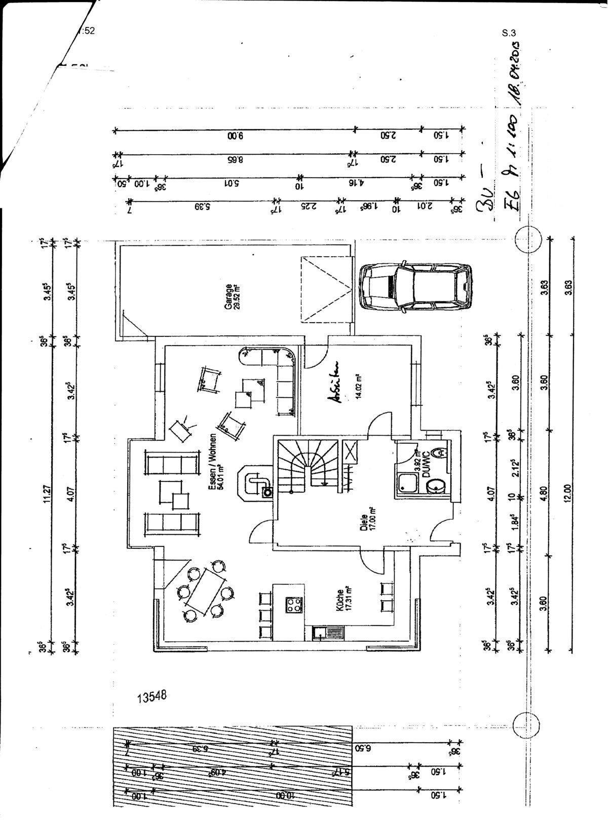 Grundriss eines Hauses: Garage mit Auto davor, offener Küchen-/Ess-/Wohnbereich, Diele, Bad, Treppe.