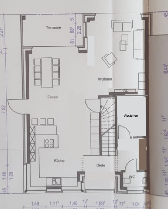 Grundriss eines Hauses mit Küche, Essbereich, Wohnen, Diele und Terrasse.