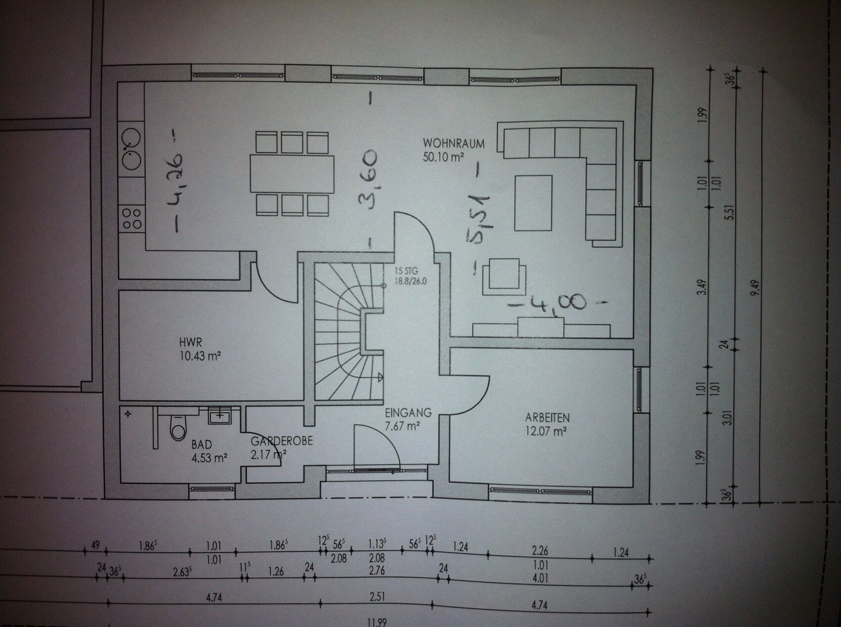 Grundriss eines Hauses mit Wohnzimmer, Eingangsbereich, Treppe, Bad und Arbeitszimmer