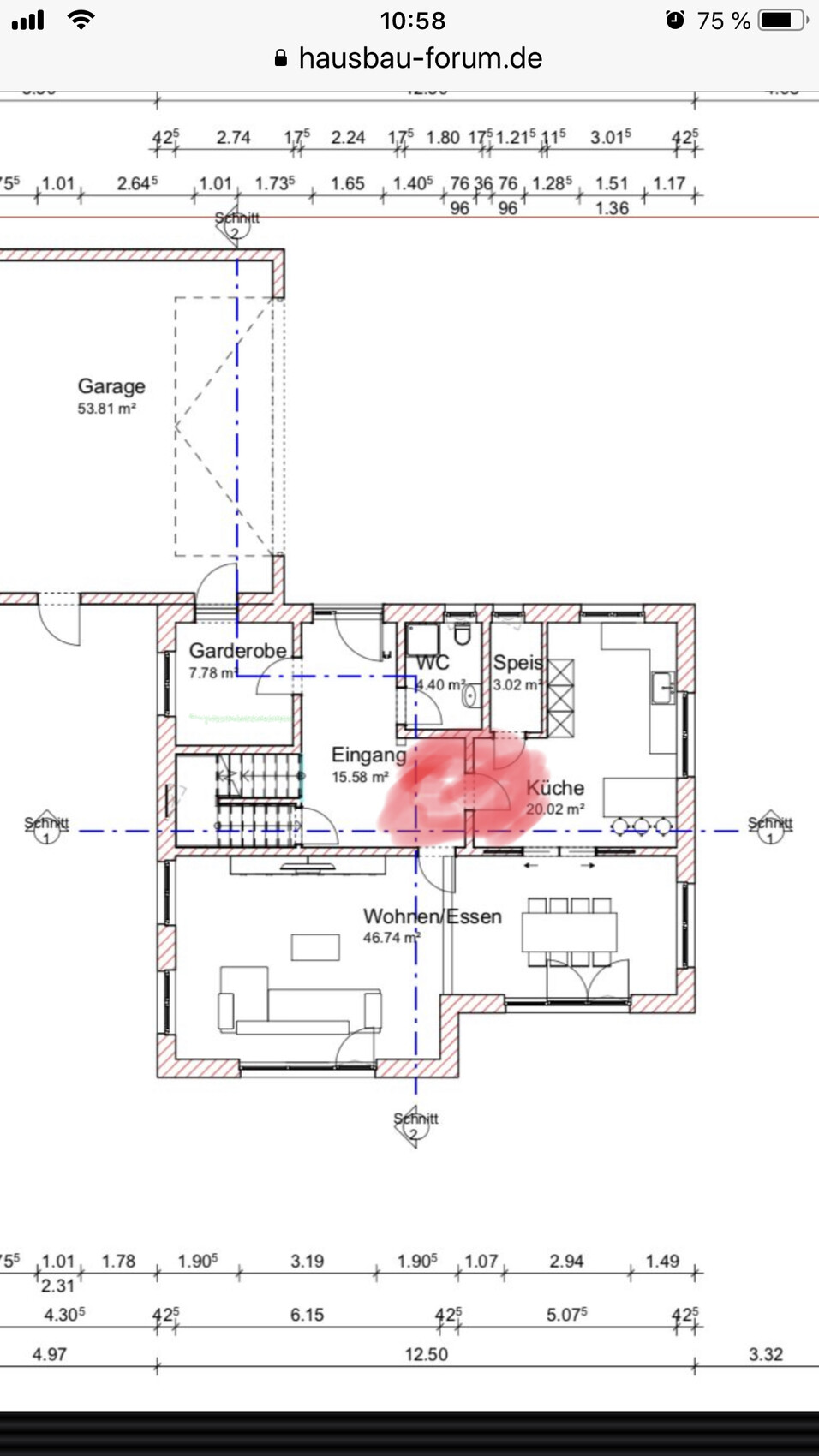 Zweidimensionaler Grundriss eines Hauses mit Wohnzimmer, Küche, Eingang und Garage.