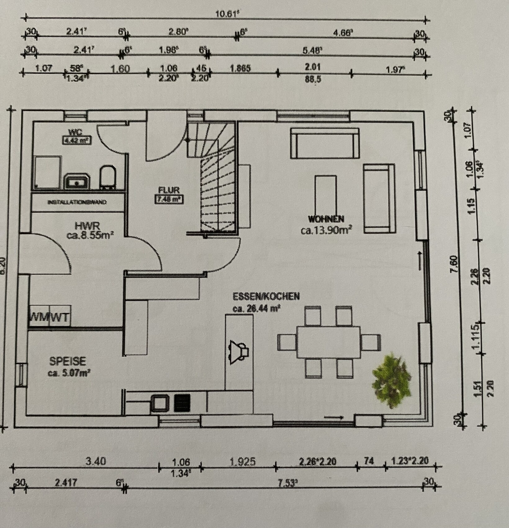 Grundriss eines Wohnbereichs mit Essecke, Küche, Speise, HWR, WC, Treppe und Pflanze.