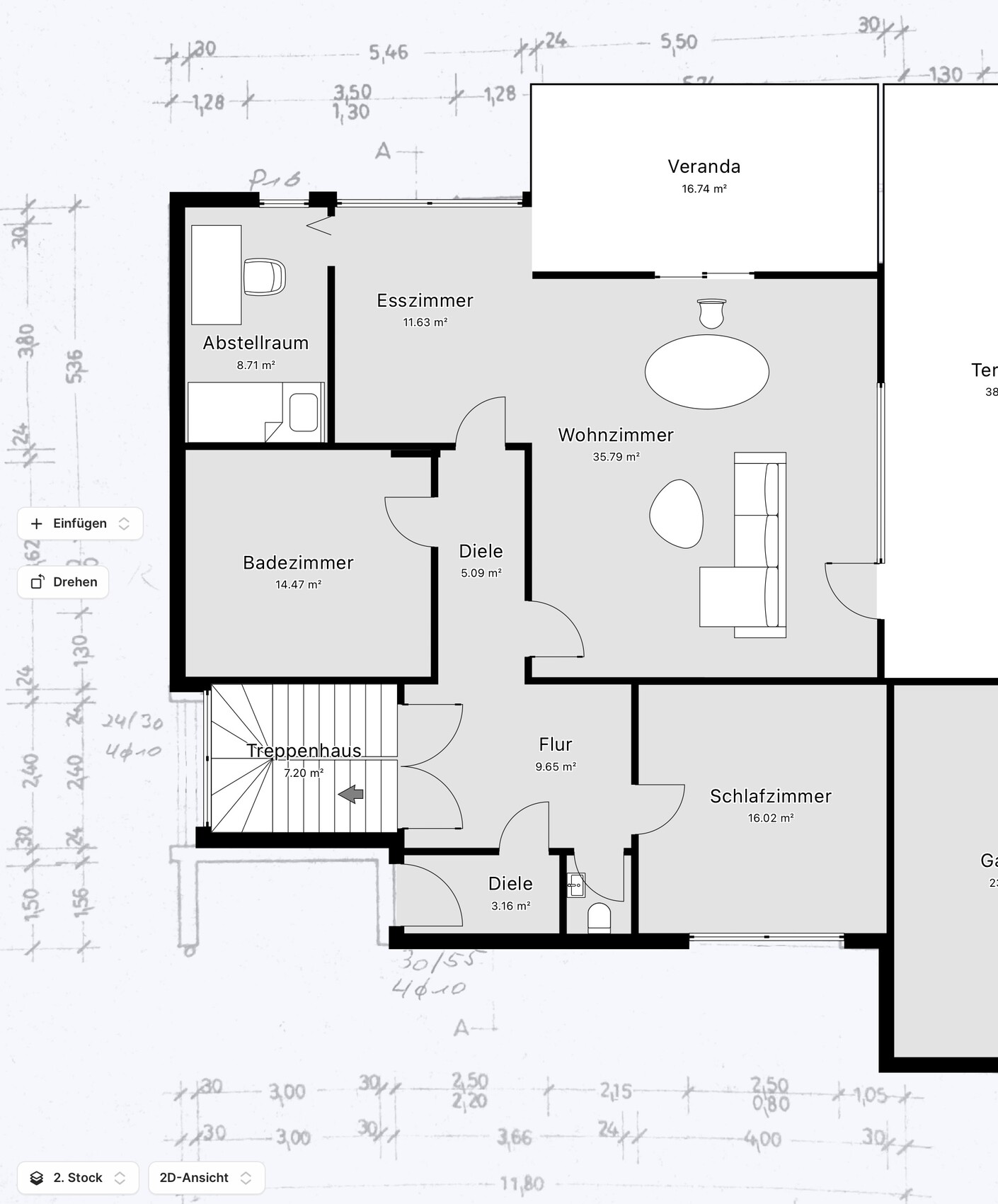 2D-Grundriss eines Hauses mit Wohnzimmer, Esszimmer, Schlafzimmer, Bad, Diele und Veranda