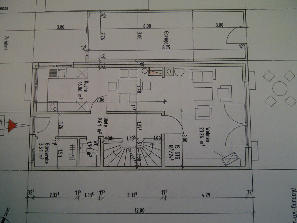 Grundrissplan eines Hauses mit Küche, Wohnzimmer, Diele und Treppe