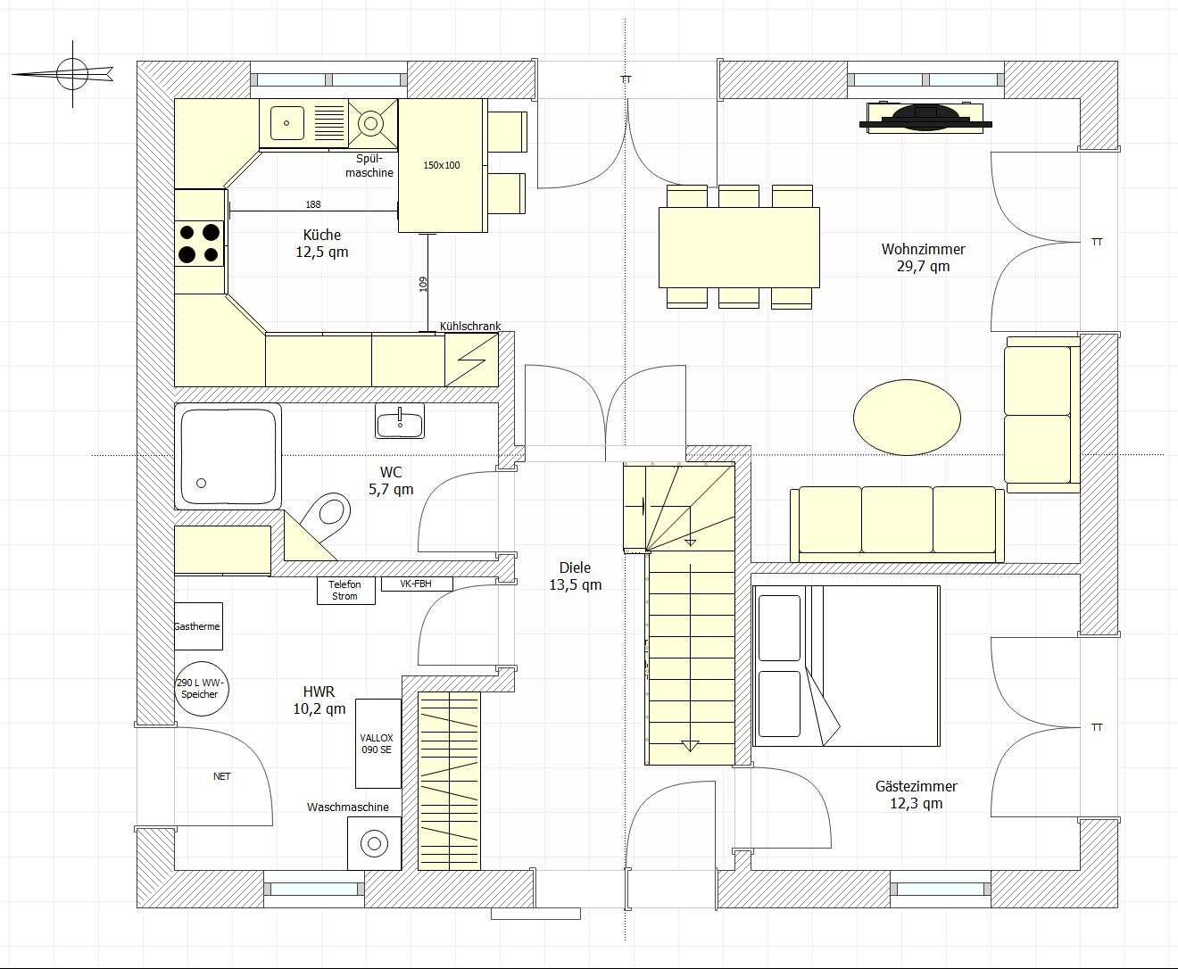 Grundriss: Küche links, Essbereich, Wohnzimmer rechts, WC, HWR, Diele, Gästezimmer unten rechts.