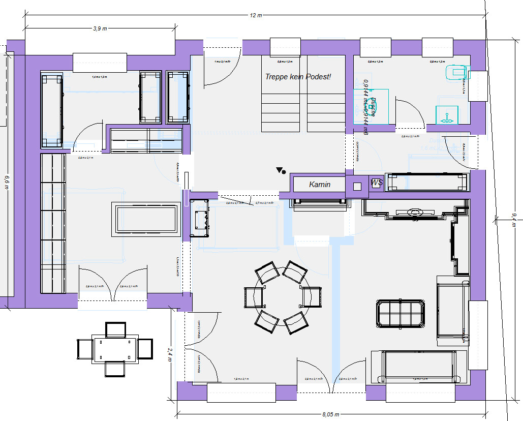 Grundriss eines Hauses: Wohnzimmer, Esszimmer, Küche, Kamin, Treppenhaus.