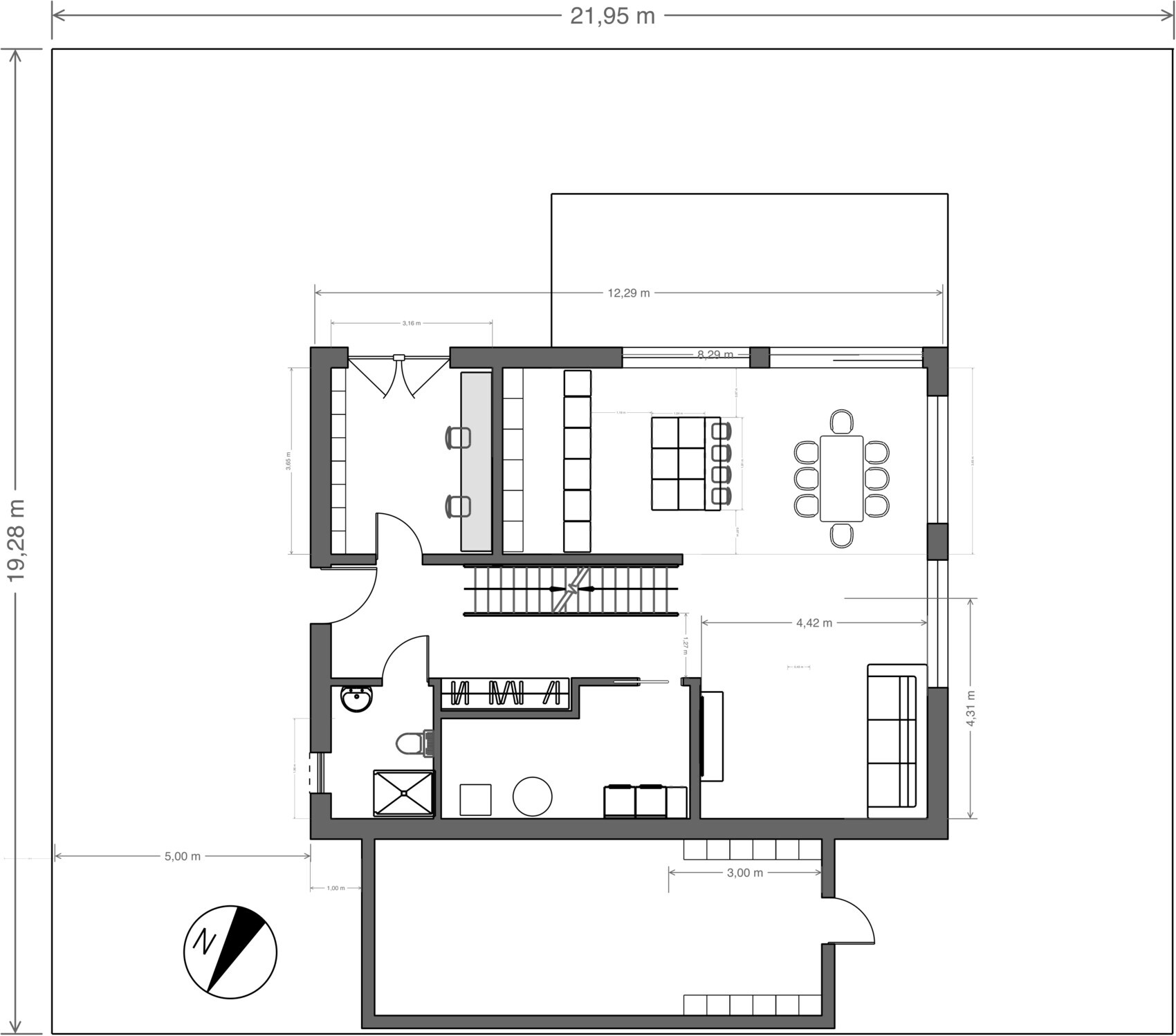 Grundriss eines Hauses: Eingangsbereich, Treppe, Küche, Essbereich, Wohnzimmer, Bad, Terrasse.