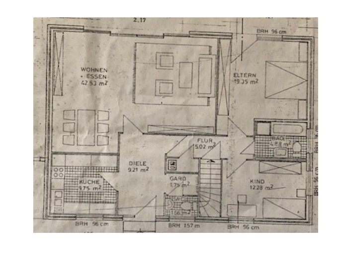 Grundriss eines Wohnhauses: Wohnzimmer, Essbereich, Küche, Flur, Eltern- und Kinderzimmer.