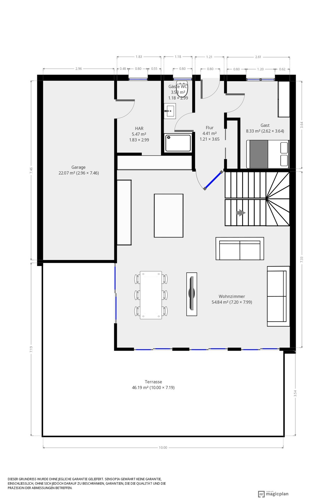 Grundriss eines Hauses: Garage links, Terrasse unten, Wohnzimmer mit Esstisch, Treppe rechts, Flur.