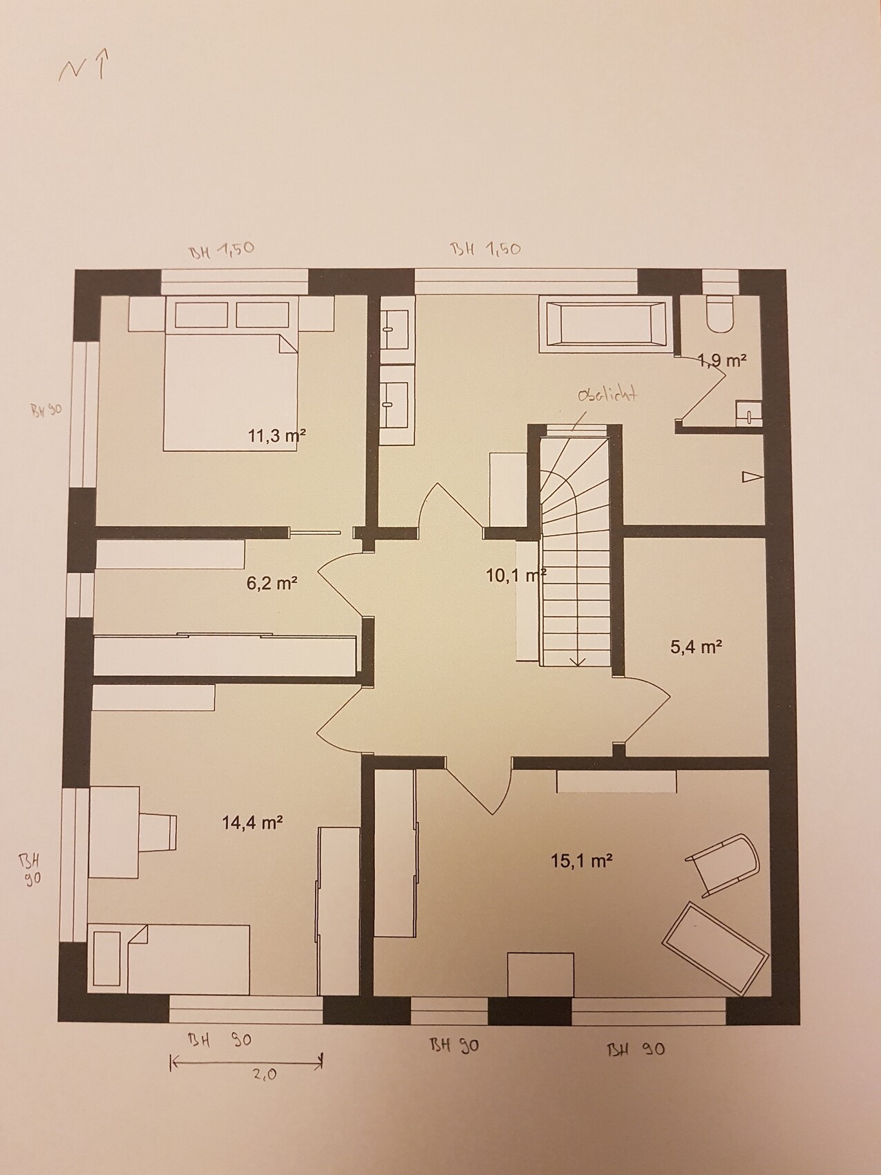 Zweidimensionaler Grundriss eines Hauses mit mehreren Räumen, Fluren und Treppen