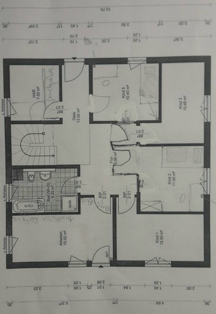 Grundriss eines Wohnhauses: Mehrere Zimmer, Bad, Küche, Flur und Treppenhaus.