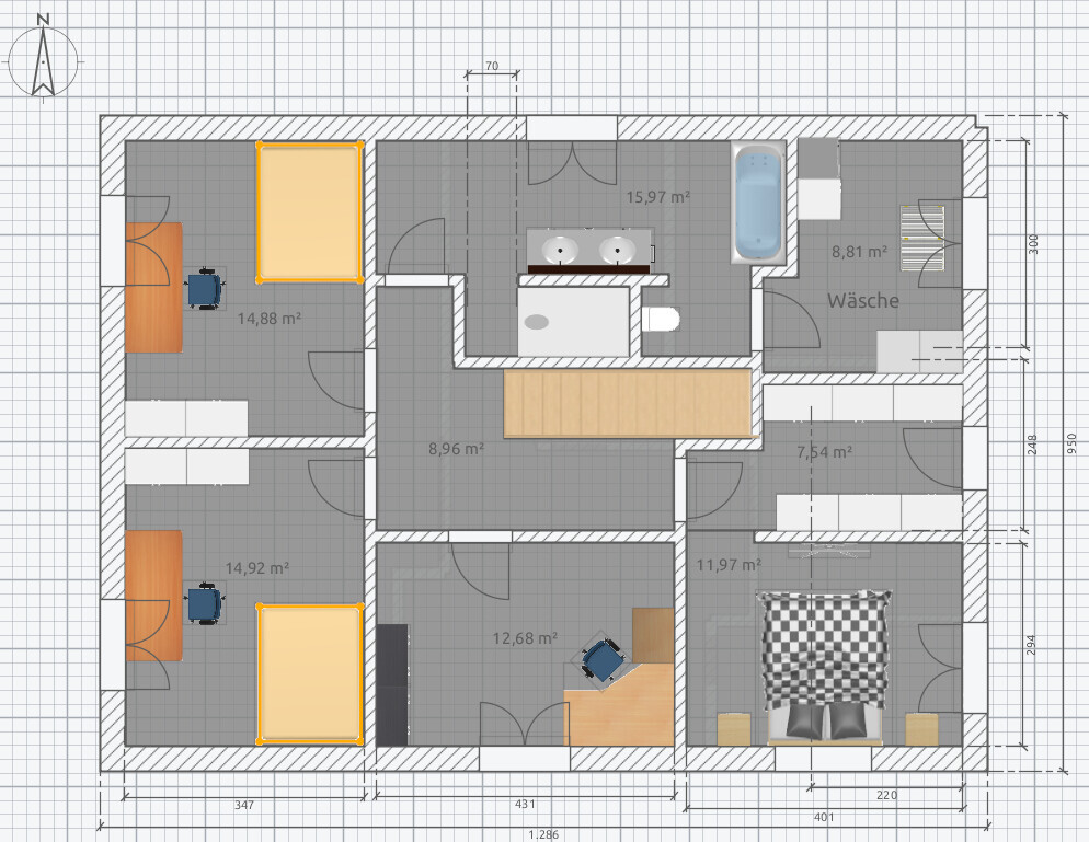 Grundriss eines Hauses mit Schlafzimmern, Arbeitsplätzen, Bad mit Doppelwaschbecken, Badewanne.