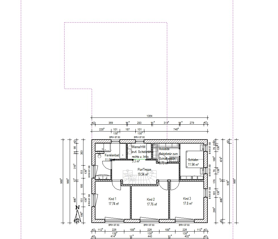 Grundriss eines Hauses mit Schlafraum, drei Kinderzimmer, Flur/Treppe und Bad; Maßlinien am Rand.