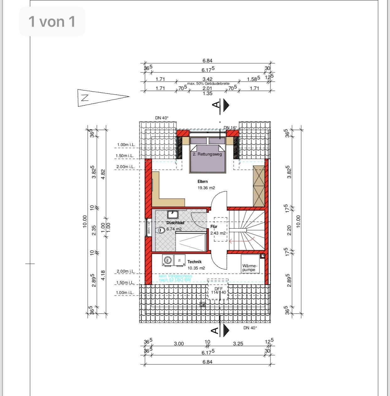 Grundriss eines Wohnhauses: Elternzimmer, Duschbad, Technik, Flur, Treppe, Rettungsweg.