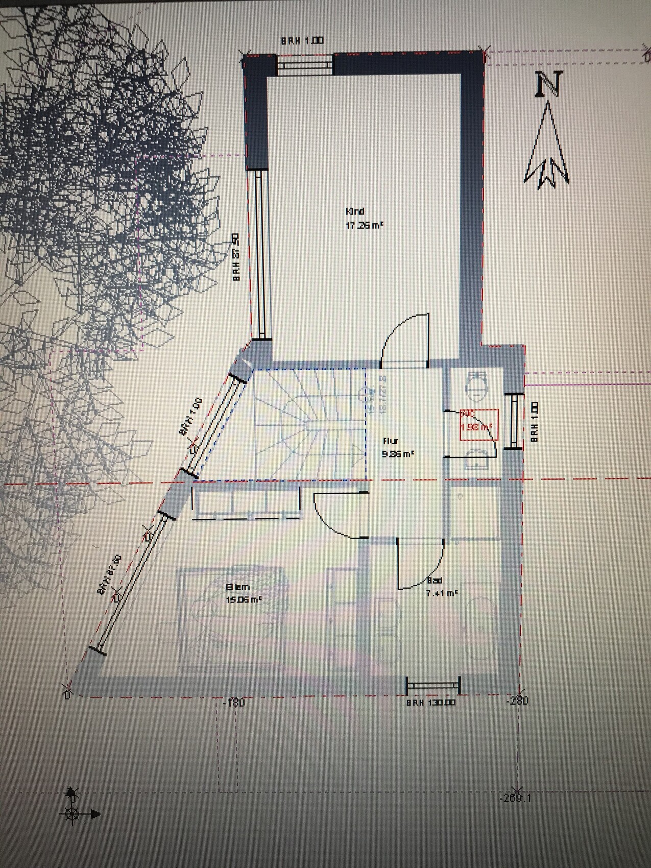 Grundriss eines Hauses: Flur, Bad, Räume, Treppen, Eingang; Nordpfeil.