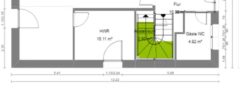 Grundriss: HWR links, Abstellraum/Treppenhaus grün in Mitte, Gäste-WC rechts.