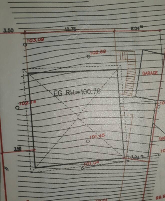 Grundrissplan eines Hauses mit Garage, Maßlinien und roten Abmessungen.