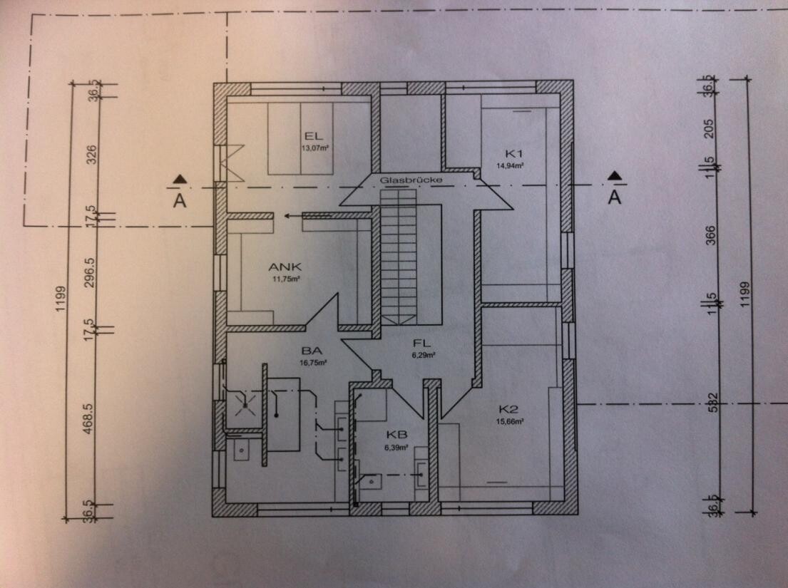 2D-Grundriss eines Hauses mit Zimmern, Fluren und Türen, Maßangaben vorhanden