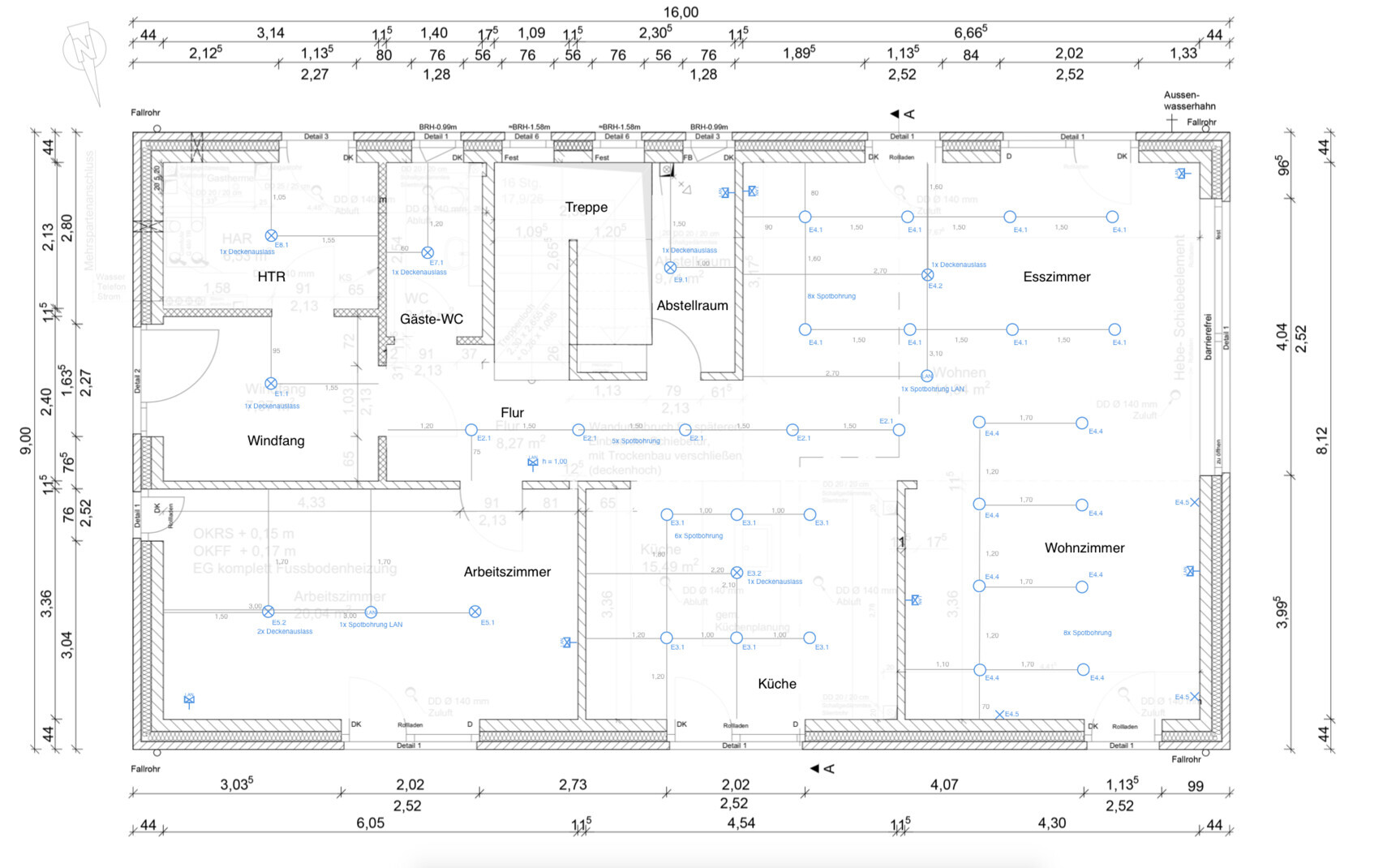 Grundriss eines Hauses mit Wohnzimmer, Küche, Arbeitszimmer, Flur, Treppe, Abstellraum und Gäste-WC.