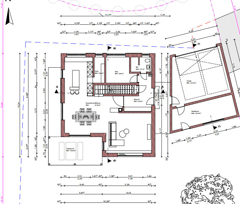 Grundriss eines Wohnhauses mit Küche, Essbereich, Wohnzimmer, Treppe, Flur und Anbau