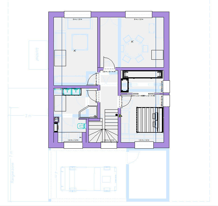 Grundriss eines Hauses: zentrale Treppe, Flur, mehrere Zimmer, Küche und Essbereich.