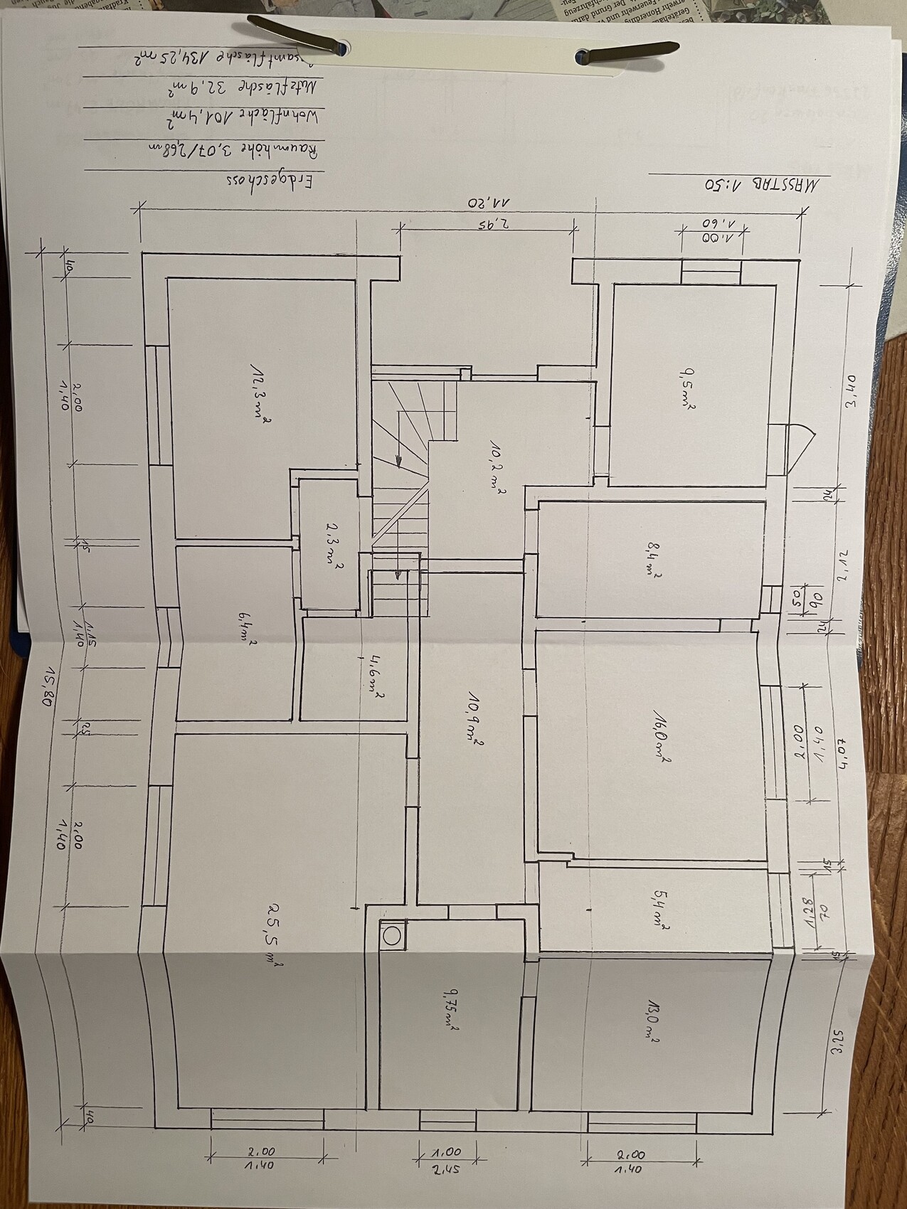 Grundriss eines Hauses: zentrale Treppe, mehrere Räume, Flächenangaben in m².
