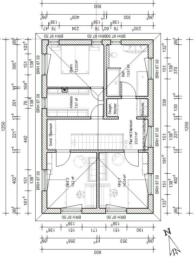 Grundrissplan eines Hauses von oben mit Zimmern, Abmessungen und Nordpfeil.