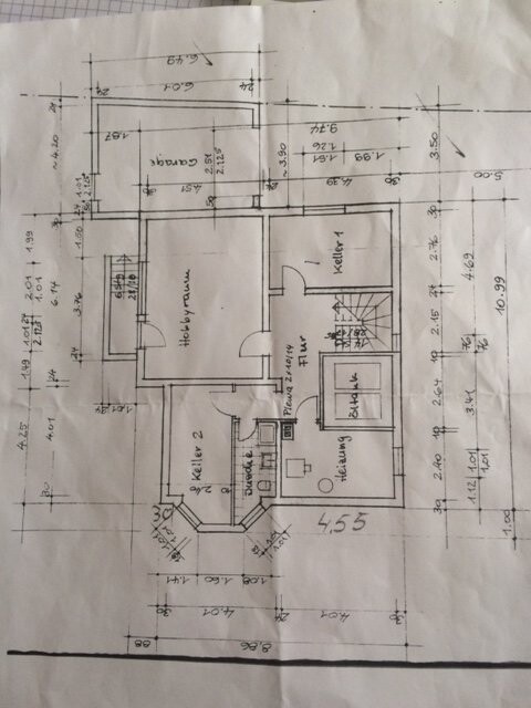 2D-Grundriss eines Hauses mit mehreren Räumen, Türen und Maßangaben