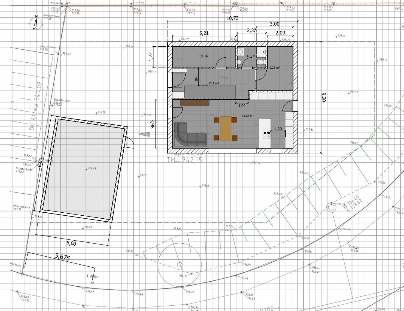 Grundriss eines Hauses mit Küche, Essbereich, Wohnzimmer, Bad; Gelände mit Maßen.