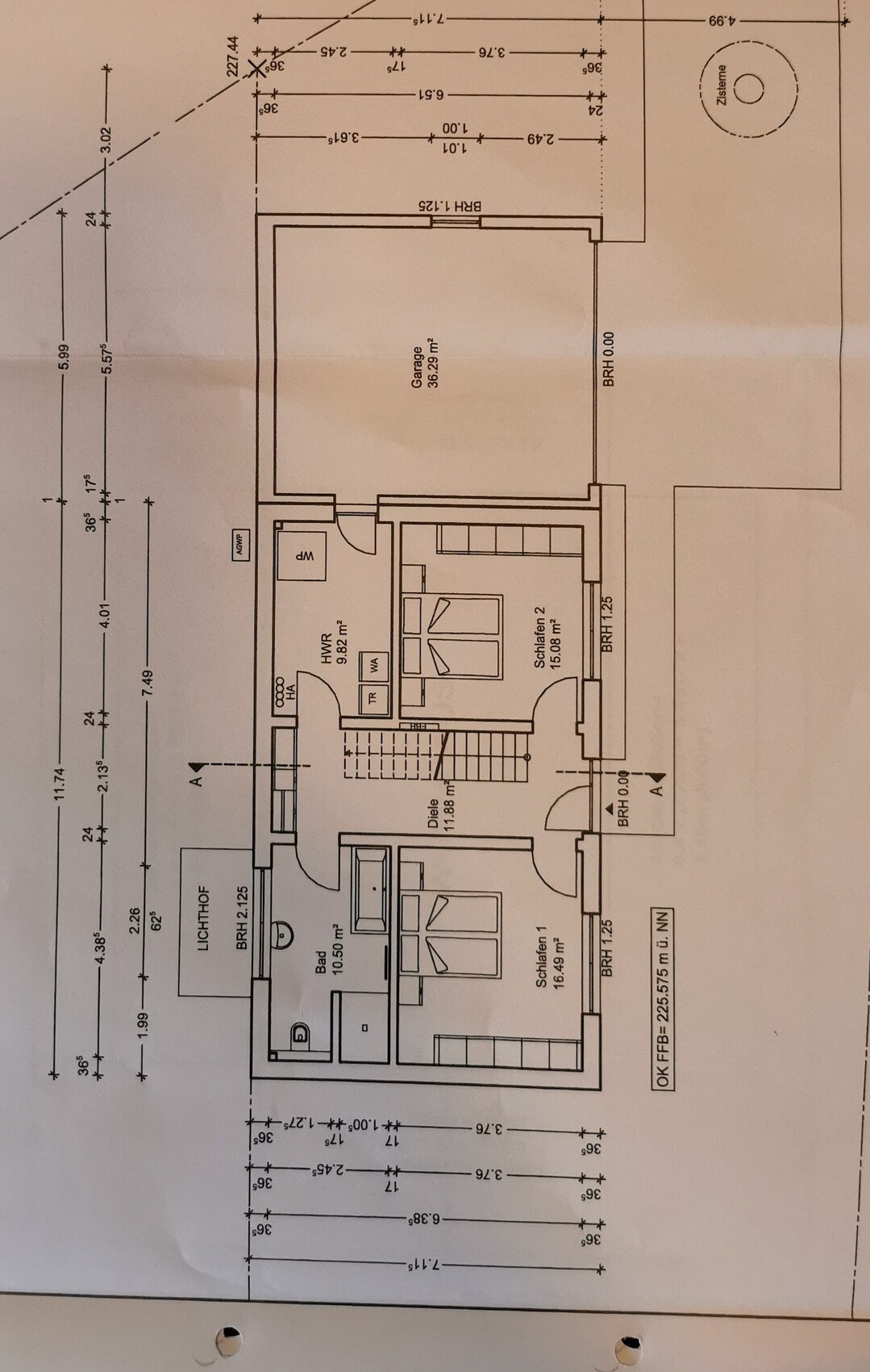 Grundriss eines Wohnhauses: Garage, zwei Schlafzimmer, Bad, Diele, HWR, Treppe, Lichthof.
