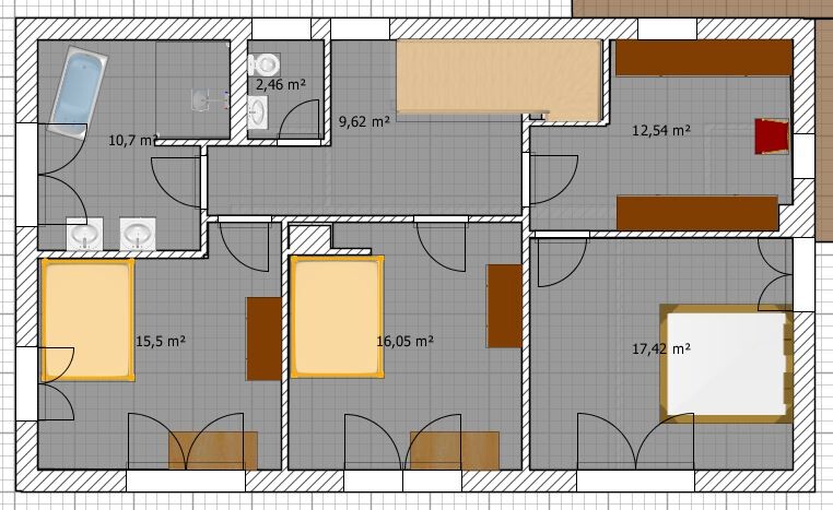 Grundriss eines Wohnhauses mit mehreren Zimmern, Betten, Bad, Türen und qm-Angaben.