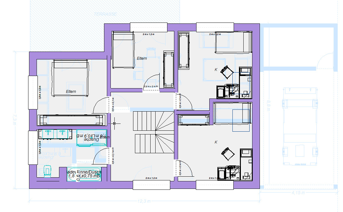 Grundriss eines Wohnhauses mit Treppenhaus, Küche (K), Bad, Flur und Elternschlafzimmern.