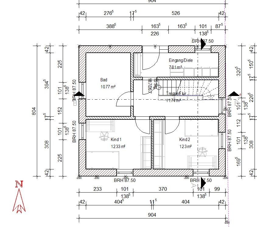 Grundriss eines Hauses, Obergeschoss: Bad, zwei Kinderzimmer, Eingangsbereich und Treppe.